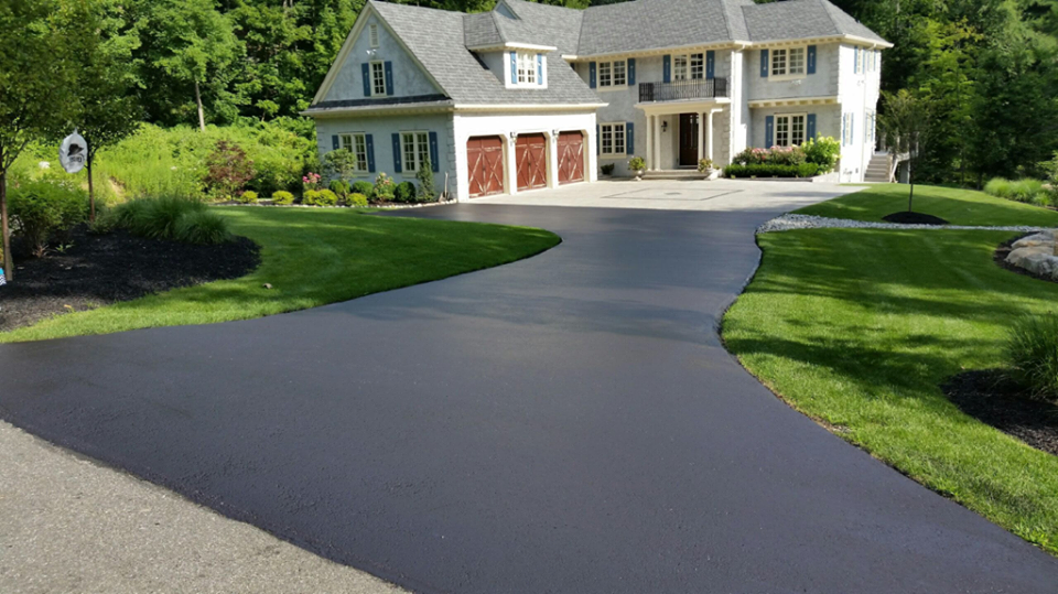 drive1 MSEAL photo of sealcoated driveway